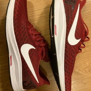 Nike Air Zoom Pegasus 35 - Red, worn once